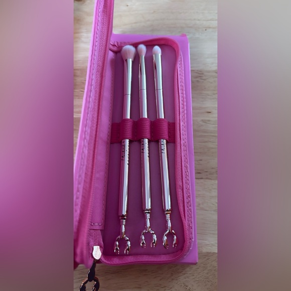 𝓕𝓻𝓲𝓮𝓷𝓭𝓼 𝓧 𝓜𝓪𝓴𝓮𝓾𝓹 𝓡𝓮𝓿𝓸𝓵𝓾𝓽𝓲𝓸𝓷 𝓑𝓾𝓷𝓭𝓵𝓮 - Picture 3 of 5